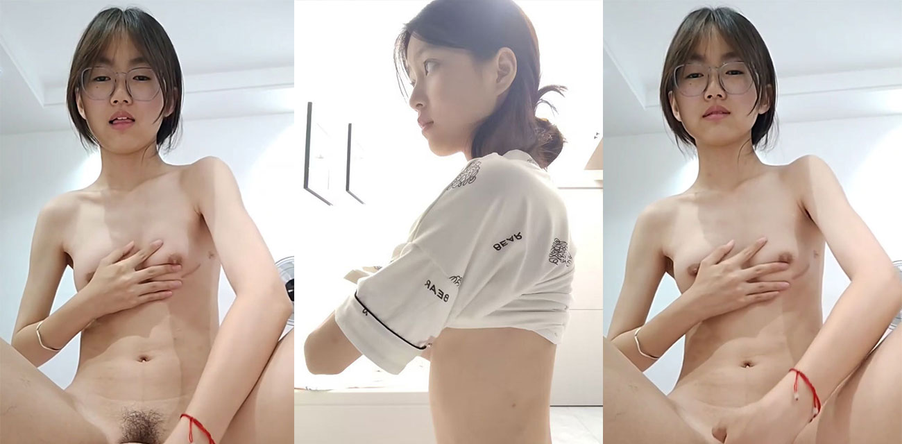 清纯眼镜学生妹露脸自慰视频流出，内裤上提紧勒逼缝冰袖拉扯猛蹭嫩穴，中指插入揉胸自慰